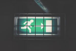 Gdzie musi się znaleźć oświetlenie ewakuacyjne