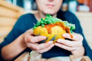 Jak radzić sobie z napadami wilczego głodu?