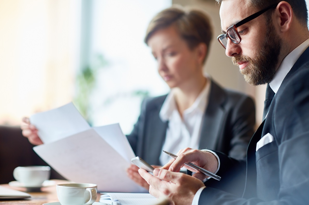 Pomocą prawną dotyczącą bieżącej działalności gospodarczej zajmuje się adwokat czy radca prawny?