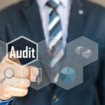 Modne kombinezony damskie na zimę 2022