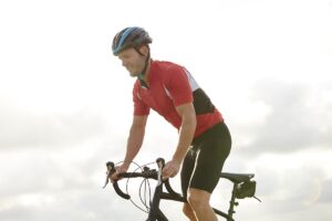 Spodenki rowerowe – czy jest to niezbędny element w wyposażeniu każdego rowerzysty?